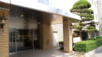 Vista frontal de la propiedad