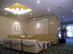 Lobby sitting area - Reisenkaku Hotel Ekimae (Fukuoka)