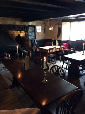 Se sirven desayunos, comidas, cenas y cocina británica 