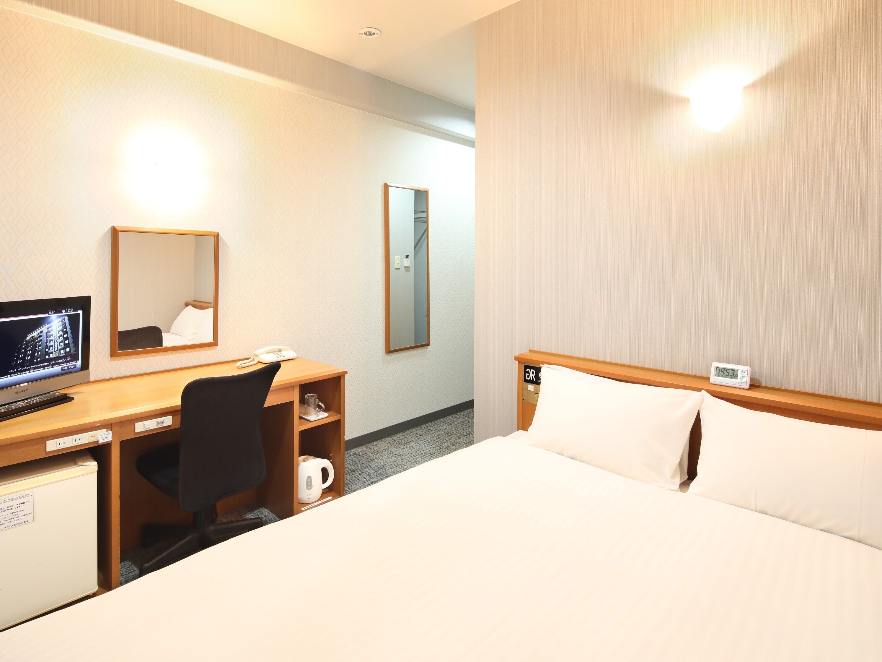 Down duvets, desk, free WiFi, bed sheets