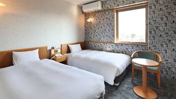 Twin Room B, Smoking