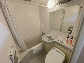 Een douche, gratis toiletartikelen, een haardroger, pantoffels