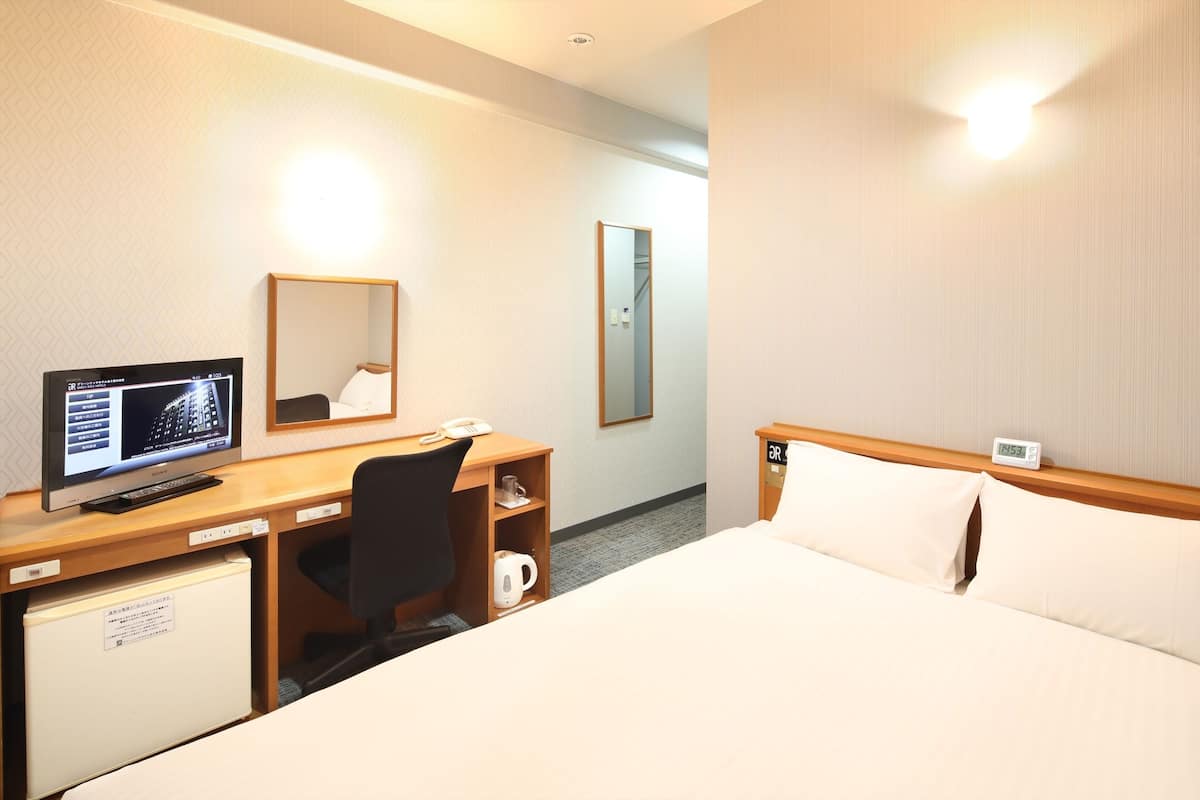 Double Room, Non Smoking | Down duvets, desk, free WiFi, bed sheets