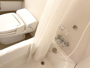 Deluxe Twin Room, Non Smoking (Family Room) | Bathroom