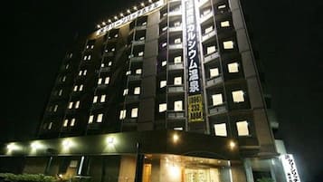 施設の正面 (日没後)