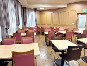 Petit déjeuner buffet (1300 JPY par personne)