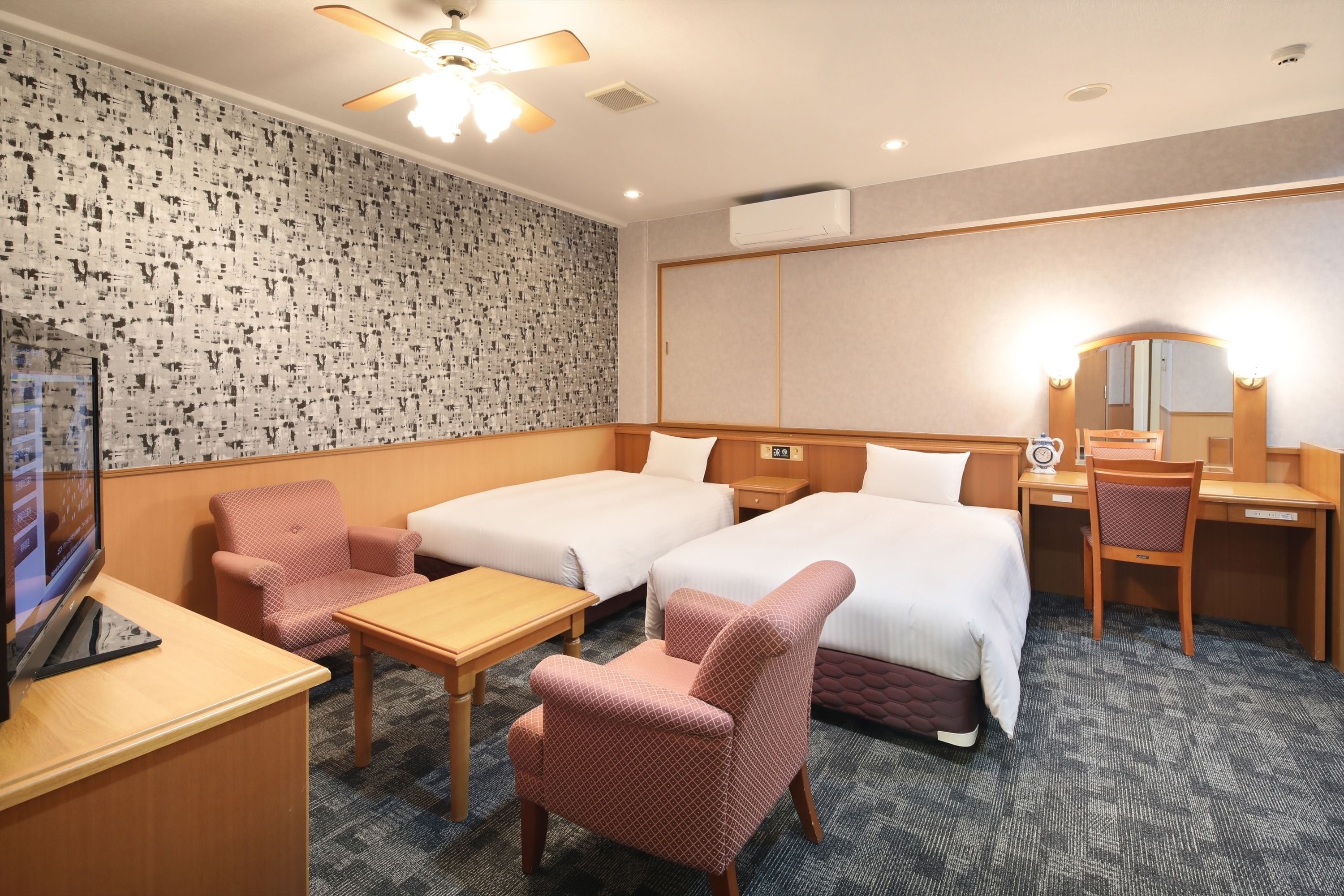 deluxe twin room, non smoking (family room) | 1 bedroom, down duvets, desk, free wifi