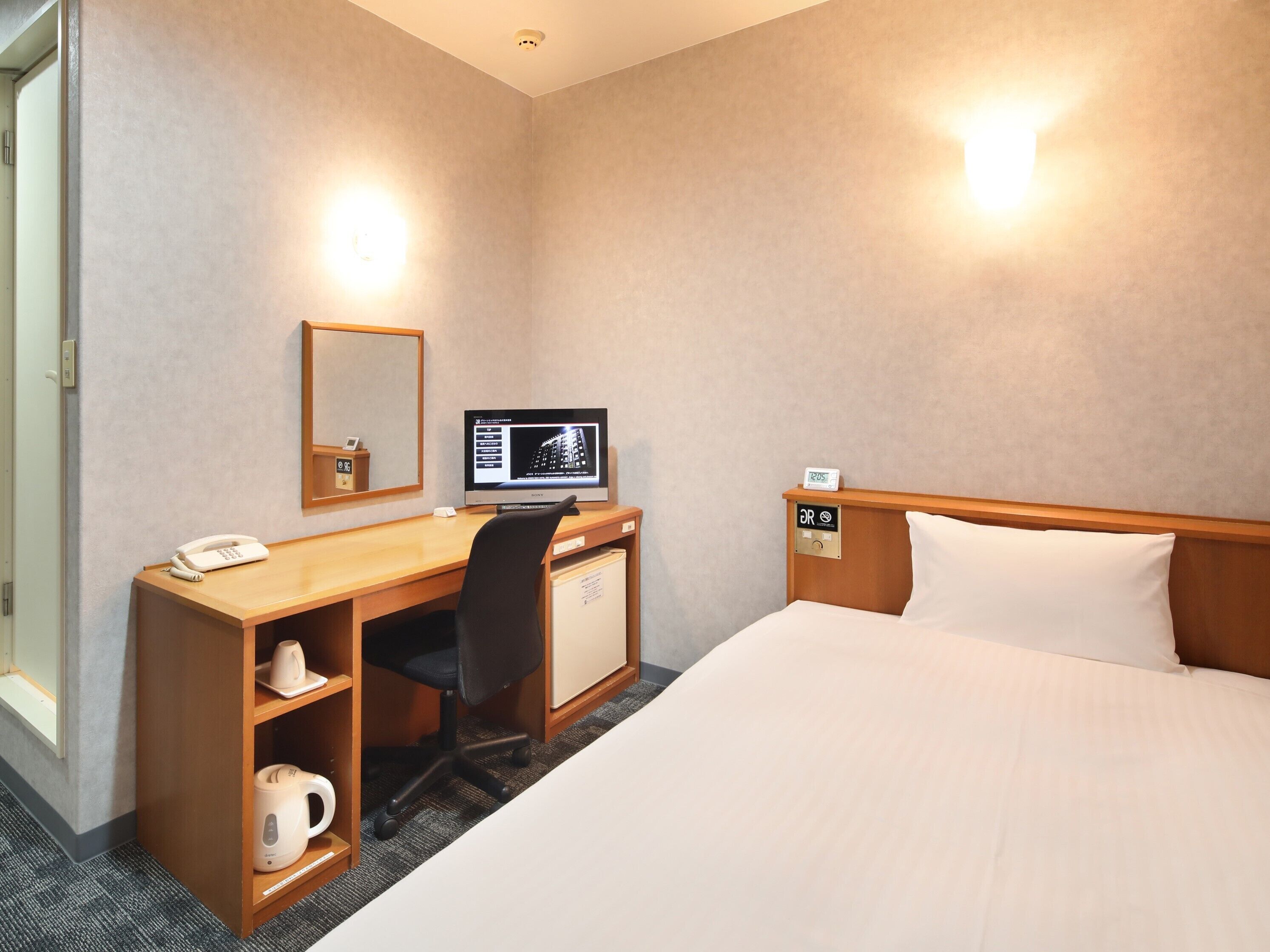 Down duvets, desk, free WiFi, bed sheets