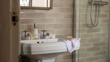 Habitación doble superior, 1 cama matrimonial y sofá cama | Baño | Amenidades de baño gratuitas, secadora de cabello, toallas, jabón