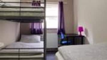 Habitación triple, baño compartido | Escritorio, insonorización, tabla de planchar con plancha y wifi gratis