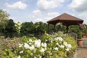 Garden - The Inn on the Lake Hotel (Gravesend)