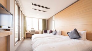 A hotel room with a large bed, a desk, a chair, and a television. - M's Hotel Clair Miyazaki (Miyazaki)