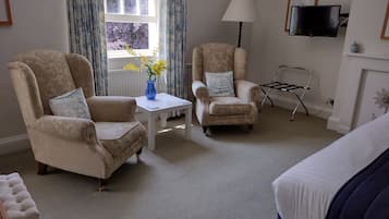 Deluxe Double or Twin Room, 1 King Bed, Valley View | Living area