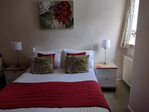 Premium bedding, individually decorated, individually furnished, desk - Buckley Farmhouse (Sidmouth)