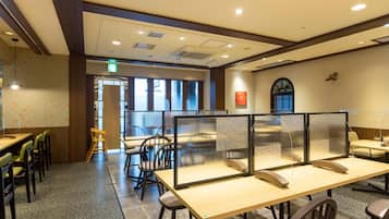 Phục vụ bữa sáng, món Nhật Bản