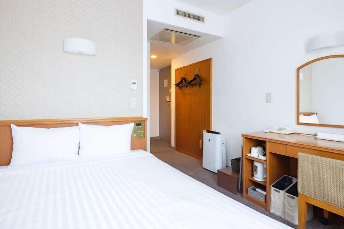 Desk, laptop workspace, iron/ironing board, free WiFi