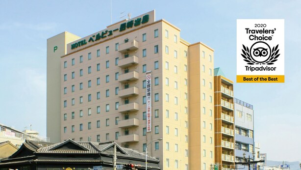 Un hotel de varios pisos con fachada moderna, varios balcones y un cartel que indica que es un hotel.