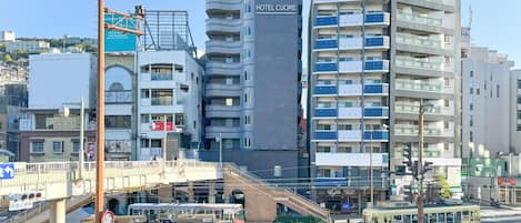 Un hotel moderno con varios balcones y un llamativo letrero que dice 'Hotel Cuore'.