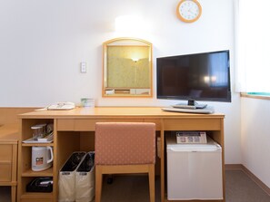 Een bureau, een strijkplank/strijkijzer, gratis wifi, beddengoed