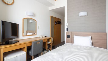 Escritorio, tabla de planchar con plancha, wifi gratis y ropa de cama