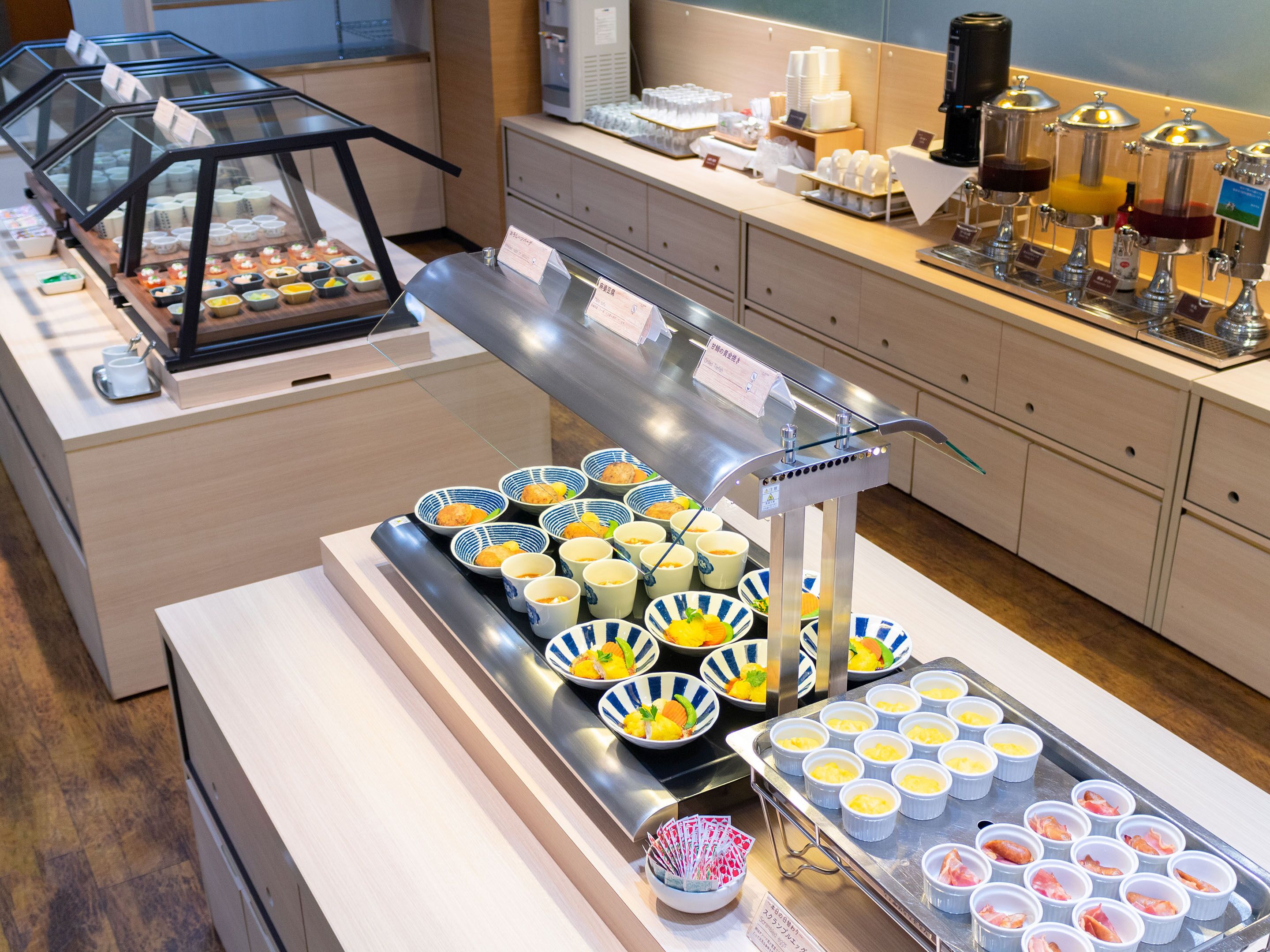 daily buffet breakfast (jpy 1800 per person)