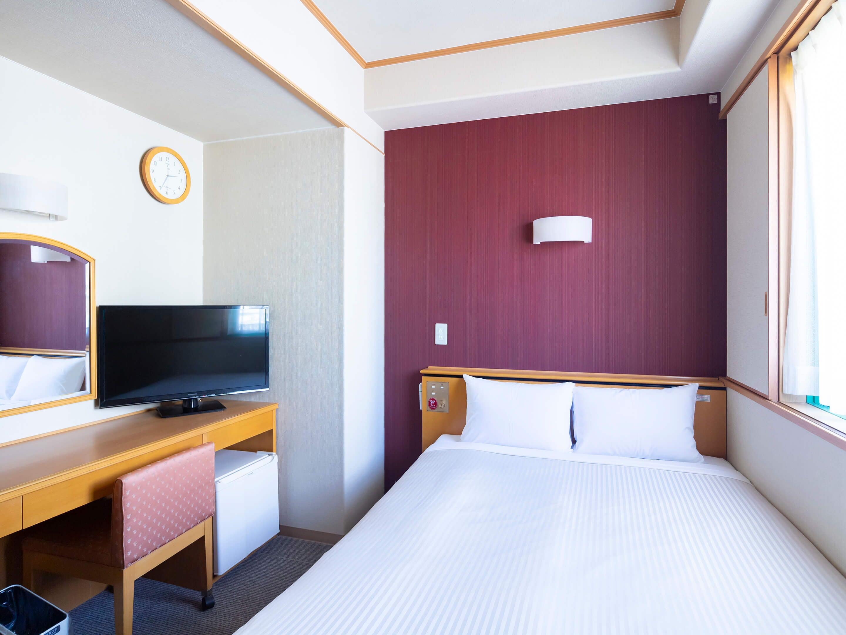 デスク、アイロン / アイロン台、WiFi (無料)、ベッドシーツ