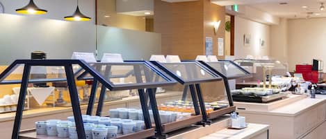 Colazione a buffet, servita tutte le mattine (1800 JPY a persona)