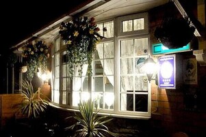 住宿正面 - 傍晚/夜晚