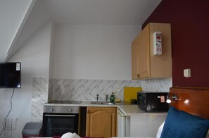 Studio Standard, 3 lits jumeaux | 1 chambre, bureau, accès au Wi-Fi (inclus)