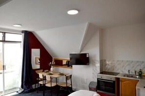 Standard Triple Studio | 1 bedroom, desk, free WiFi - OYO Diamond Apartments Skegness (Skegness)