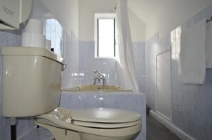 Bathroom - Diamond Apartments Skegness (Skegness)