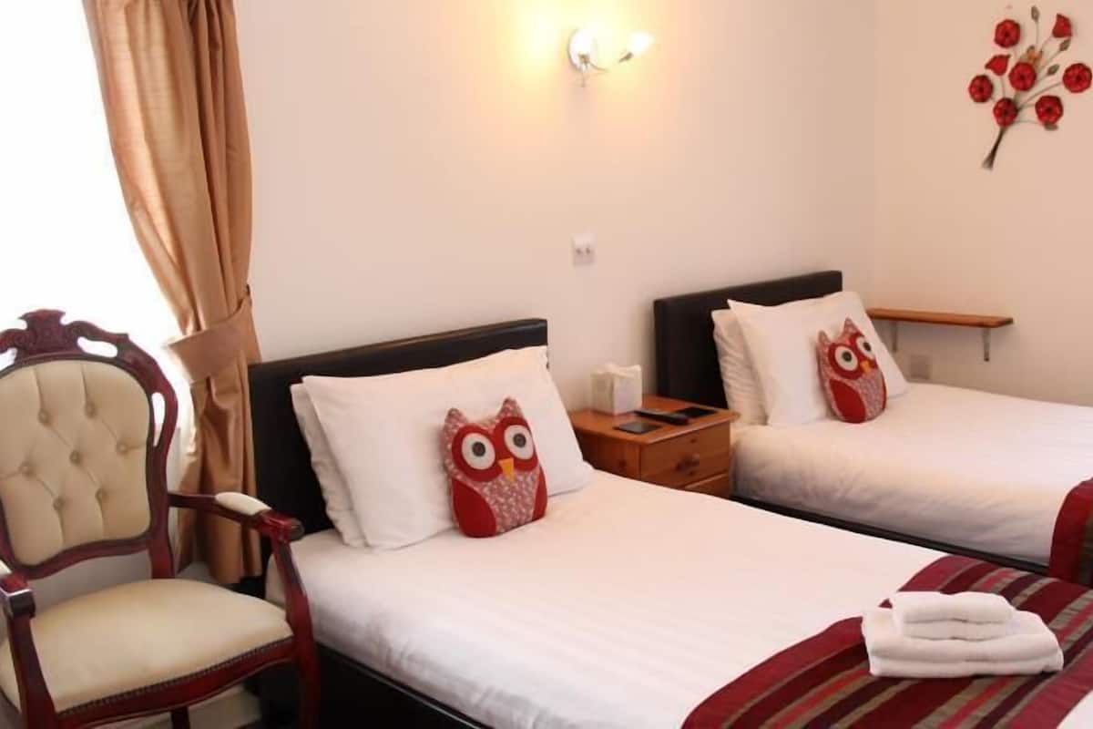 Twin Room, Ensuite (First Floor) | WiFi, bed sheets