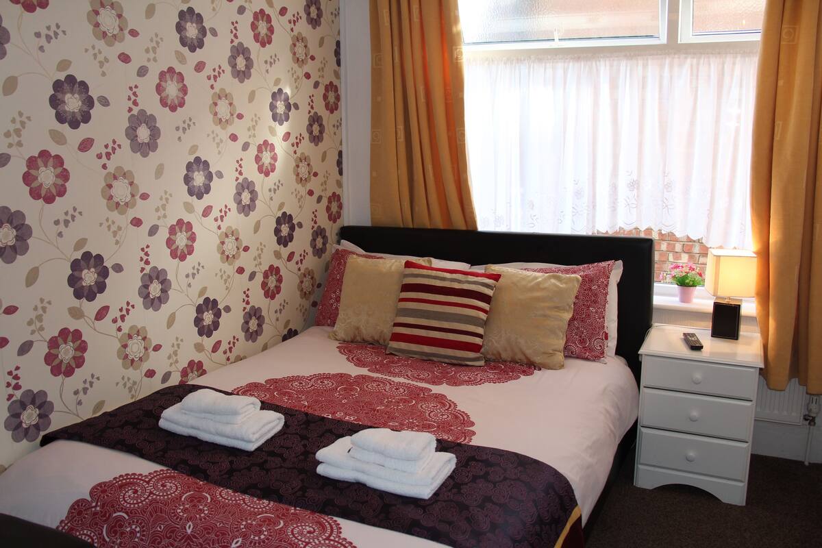 Double Room, Ensuite (Small) | WiFi, bed sheets