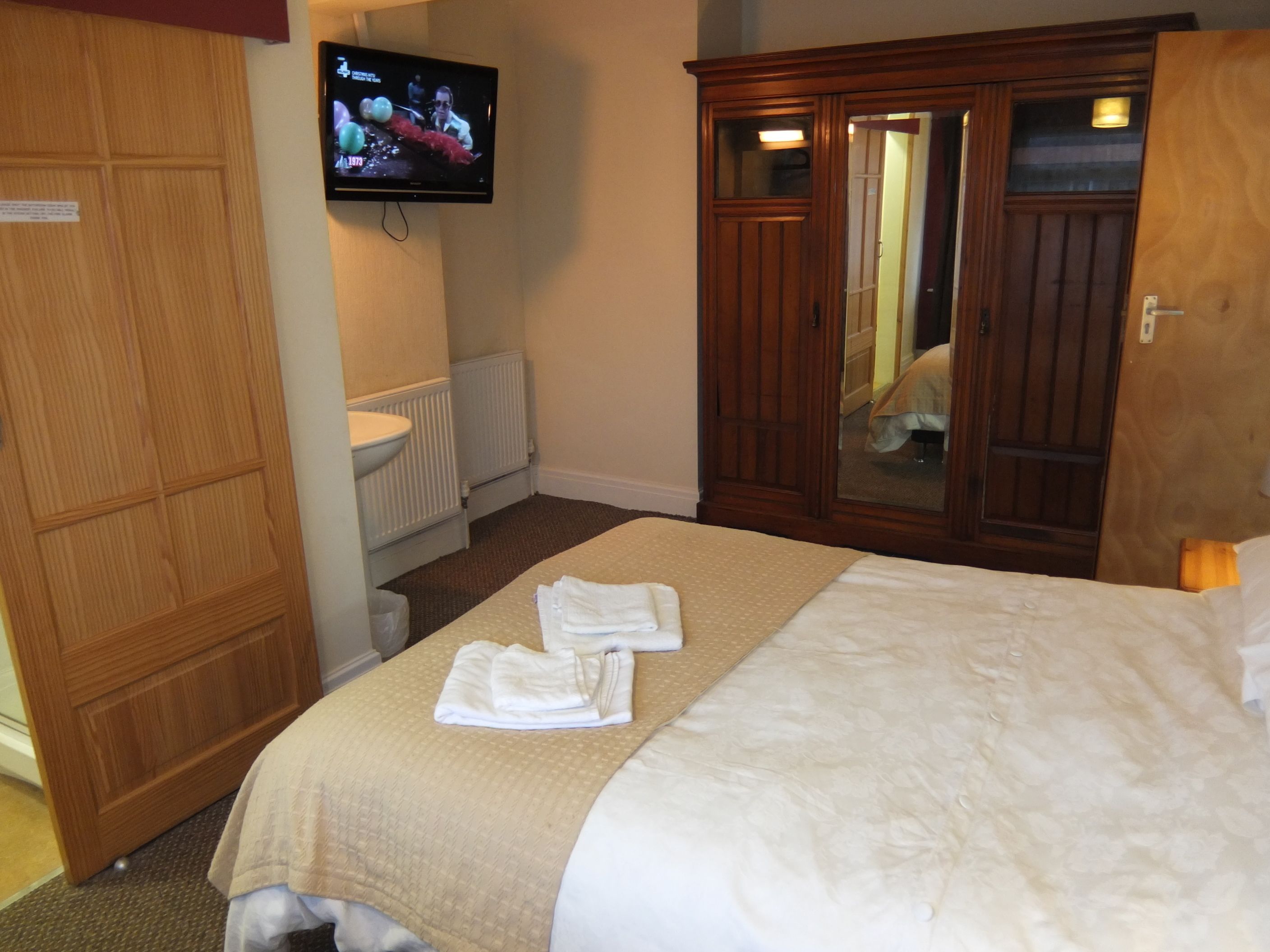 superior double room, ensuite | rollaway beds, free wifi, bed sheets