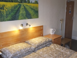 Quarto casal (Large) | Camas extras/dobráveis (sobretaxa), Wi-Fi de cortesia, roupa de cama