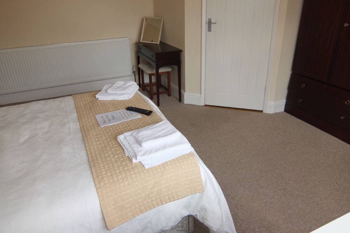 superior double room, ensuite | rollaway beds, free wifi, bed sheets