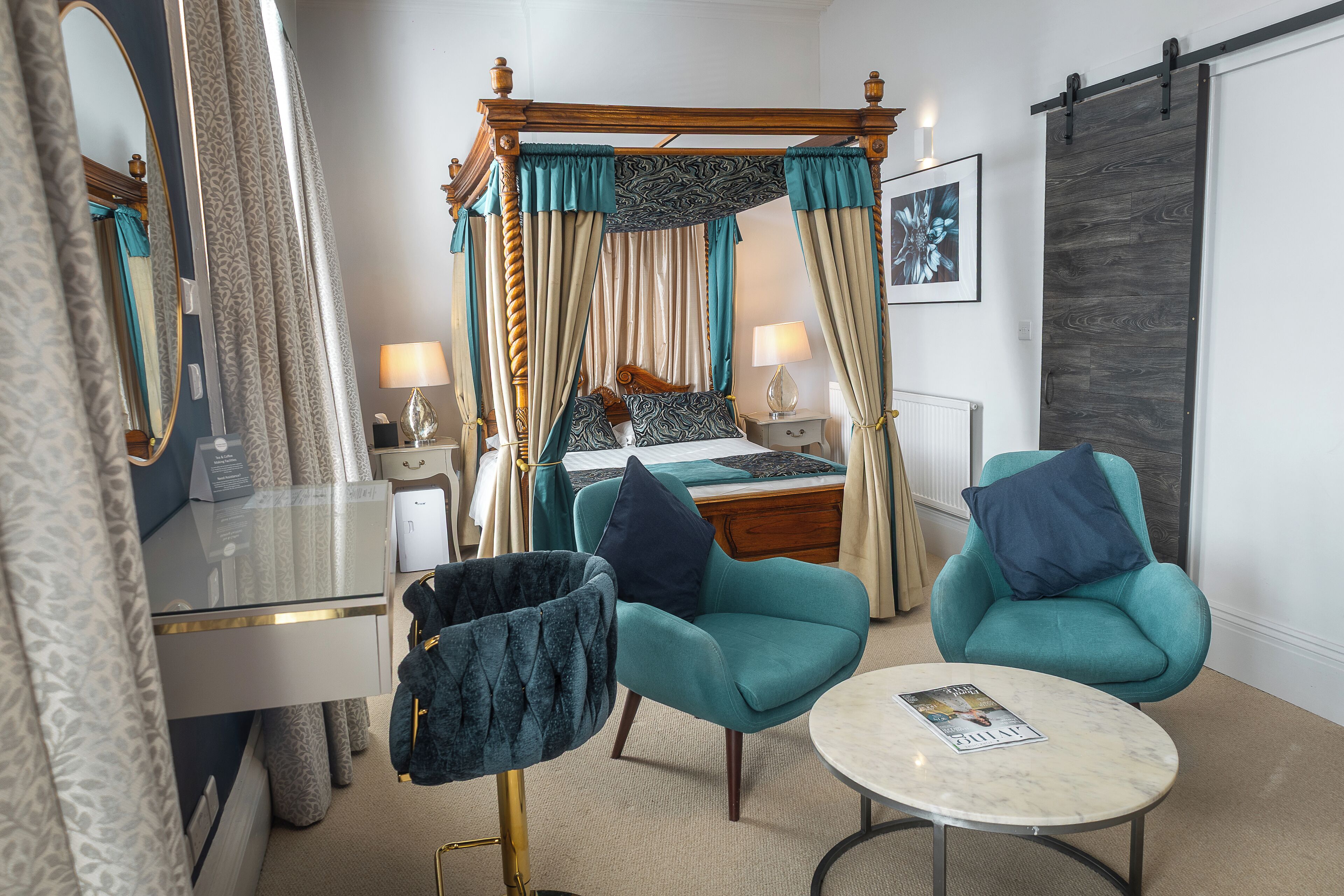 4 Poster Superior Double | Individually decorated, individually furnished, desk, laptop workspace