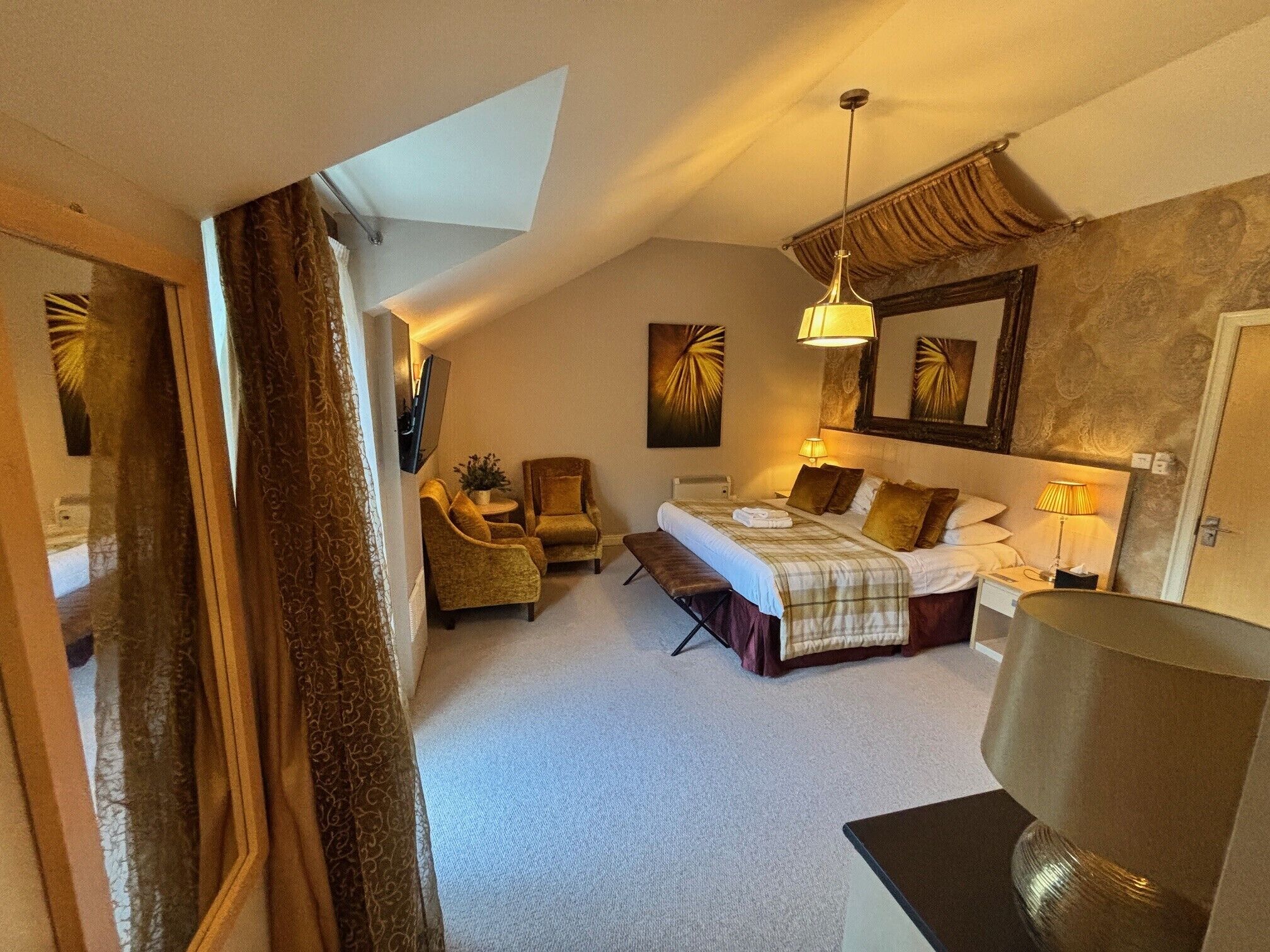 Habitación de lujo doble, 1 habitación, bañera de hidromasaje, vistas al canal | Decoración individual, mobiliario individual, escritorio