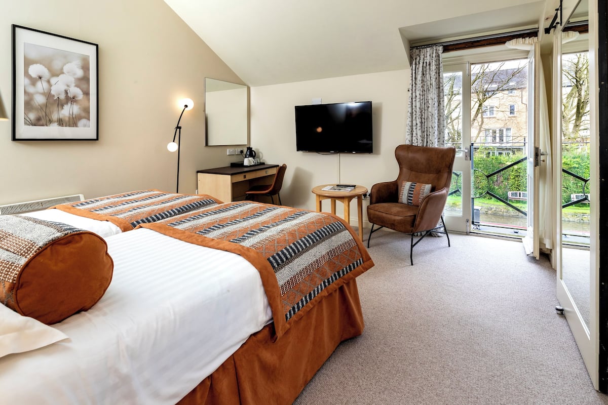 Canal Plus Twin Room | Individually decorated, individually furnished, desk, laptop workspace