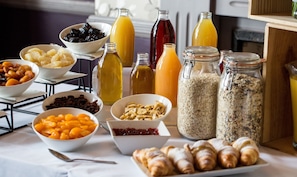 Desayuno completo gratuito y diario