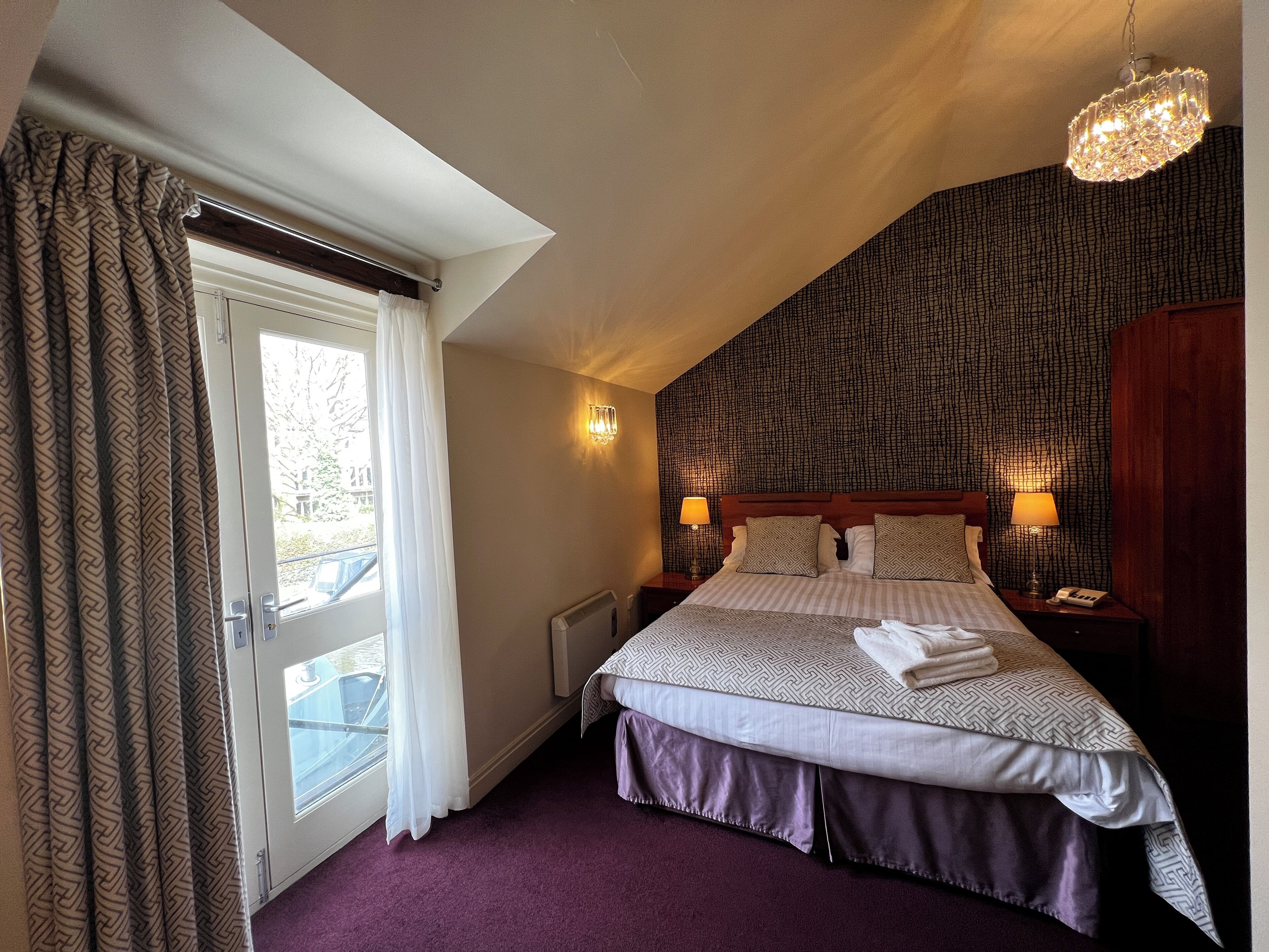 Habitación Premium doble, 1 cama de matrimonio grande | Decoración individual, mobiliario individual, escritorio