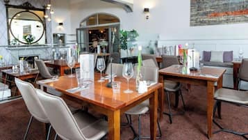 Breakfast, lunch, dinner served; British cuisine