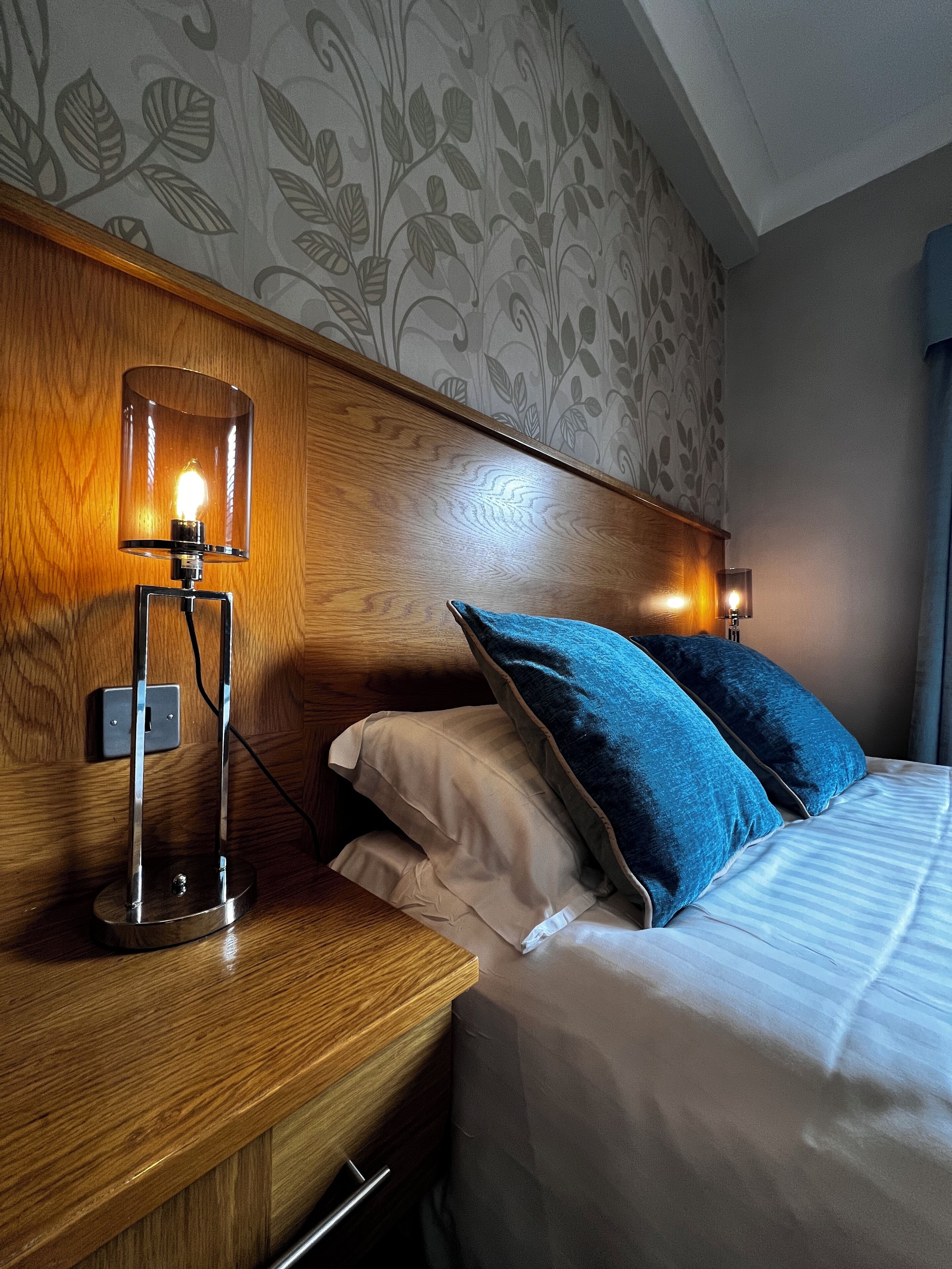 compact double room | individually decorated, individually furnished, desk, laptop workspace