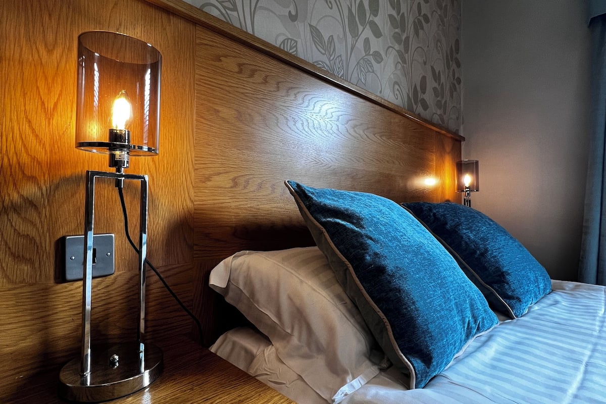 compact double room | individually decorated, individually furnished, desk, laptop workspace