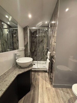 Habitació doble clàssica, 1 llit de matrimoni gran | Bany | Combinació de dutxa i banyera i capçal de dutxa tipus cascada
