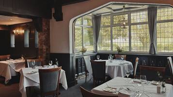 Desayuno buffet todos los días (GBP 14.95 por persona)