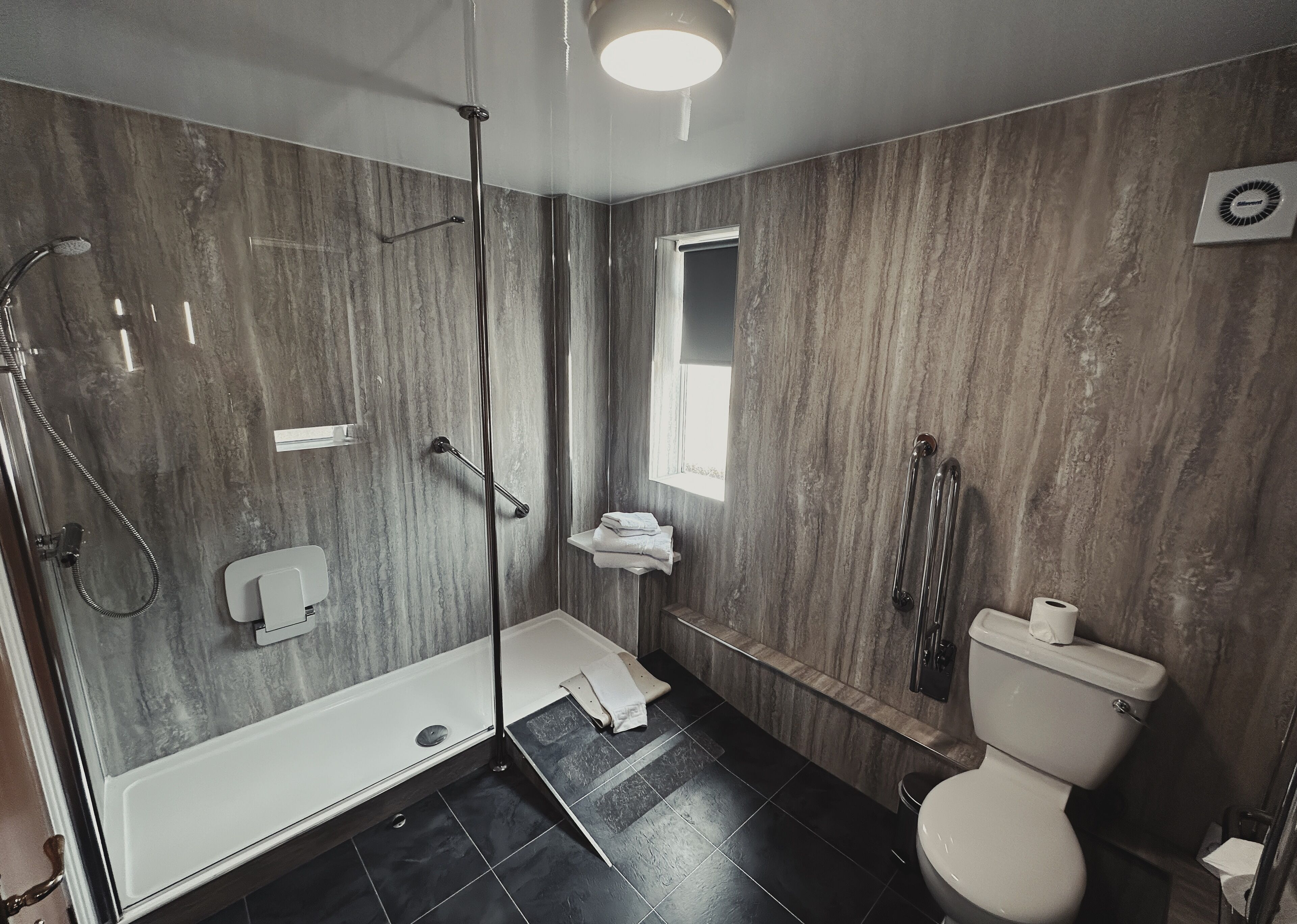 combined shower/bathtub, deep-soaking bathtub, towels