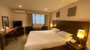 Habitación con 1 cama matrimonial o 2 individuales | Tabla de planchar con plancha, cuna de viaje, camas extra y wifi gratis