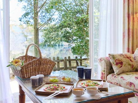 Daily to-go breakfast for a fee. Forest Villa Huis Ten Bosch