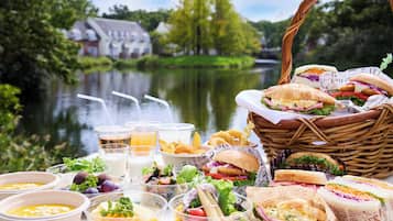 Tägliches Frühstück zum Mitnehmen gegen Gebühr
